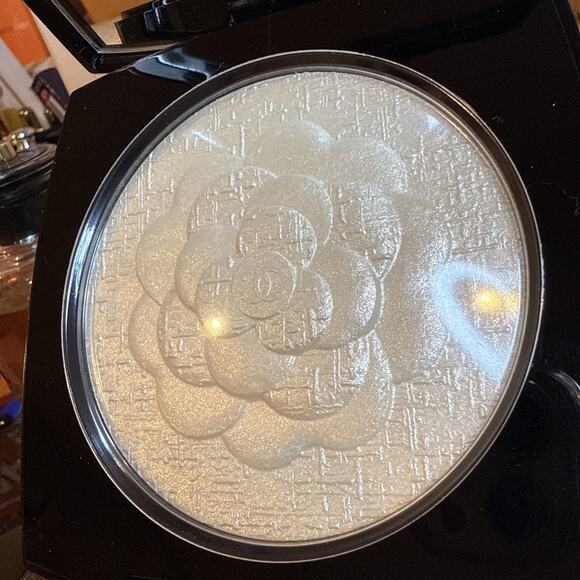 CHANEL Les Symboles De Chanel Le Camelia Illuminating Powder Pearly White LIMTED - Picture 4 of 5